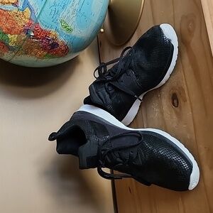 DC Heathrow SE sneakers size 10